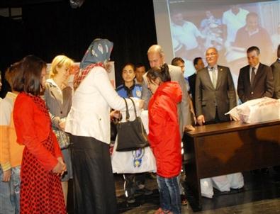 Emniyetten 250 Öğrenciye Kırtasiye ve Giyim Yardımı