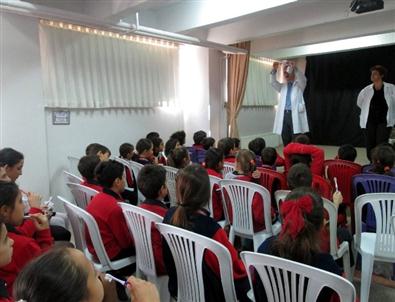Salihli'de İlkokul Öğrencilerine 'Diş Fırçalama' Dersi