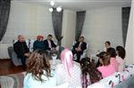 DÜNYA ÇOCUK GÜNÜ - Vali ve Eşi, Kız Çocukların Evine Konuk Oldu