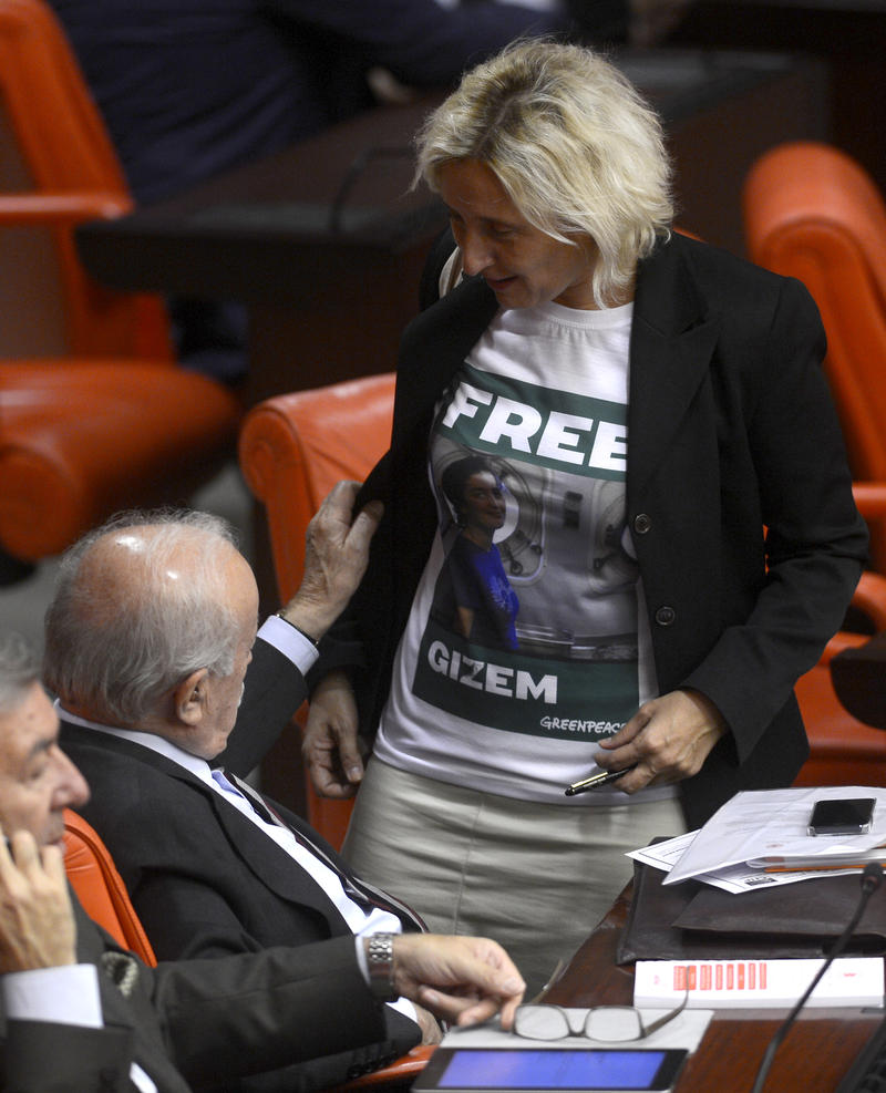 CHP'li Onur'dan Meclis'te tişörtlü eylem