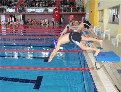 Yüzücüler Amatör Spor Haftasında Kulaç Attılar