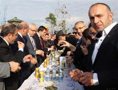 3 Bin Kişi 1 Ton Hamsiyi 1 Saatte Tüketti