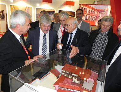 Antalya Belediye Başkanı'na Ödemiş Efe Heykeli