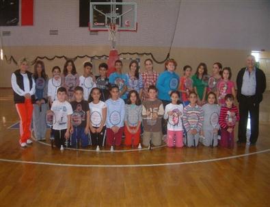 Burhaniye’de Badminton Kursuna Büyük İlgi