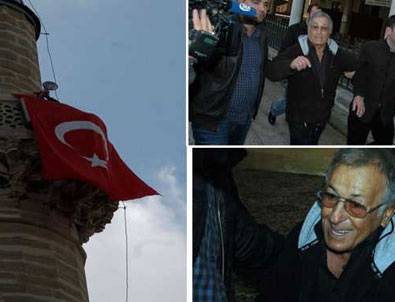 Emekli astsubaydan minarede protesto