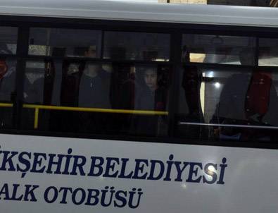 Otobüsün içinde yolcular saygı duruşunda bulundu