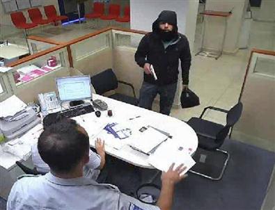 Banka Görevlileri Şaka Sanınca Soyguncu Kaçtı