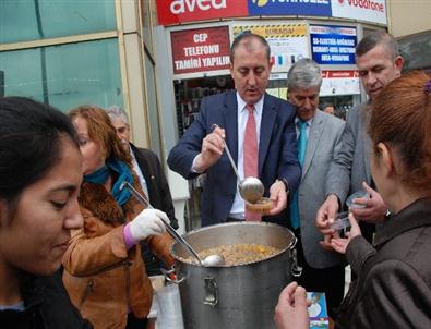 Başkan Adayı Aşure Dağıttı
