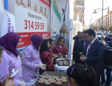 Öğrenciler 2 Bin 500 Kişiye Aşure Dağıttı