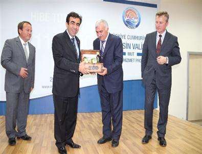 Vali Güzeloğlu Mut’ta Sodes Çeklerini Teslim Etti