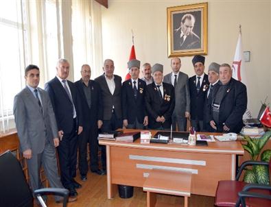 Kahraman, Muharip Gazilere Gazi Elbisesi Hediye Etti