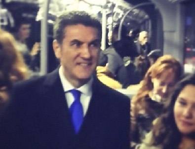 Mustafa Sarıgül metrobüse bindi