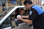 Polisten Vatandaşlara Aşure İkramı