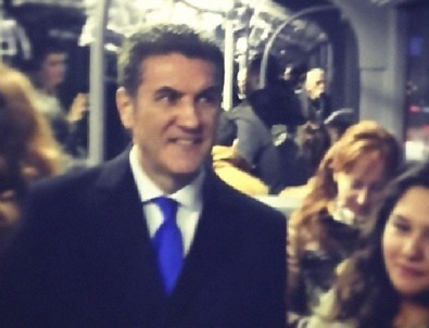 Mustafa Sarıgül metrobüse bindi