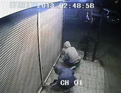 Beceriksiz Hırsızlar Kameraya Yakalandı