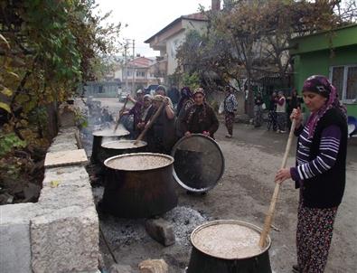 Gölbaşı İlçesinde 7 Kazan Aşure Bin Kişiye Dağıtıldı