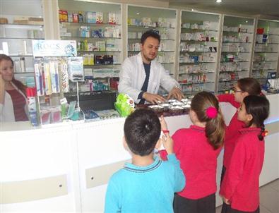 Minik Öğrenciler Okullarının Çevresindeki Esnafa Aşure Dağıttı