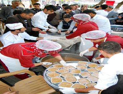 Müftülük Aşure Dağıttı