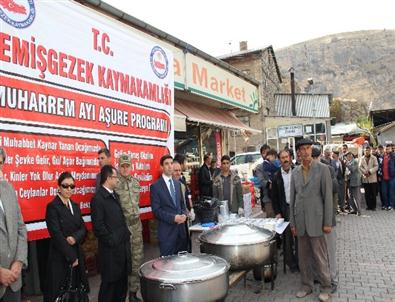 Çemişgezek Kaymakamlığı Halka Aşure Dağıttı