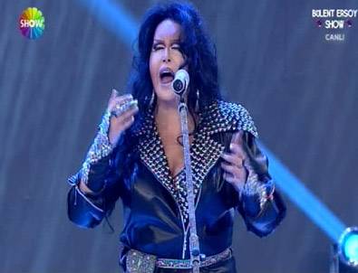 Bülent Ersoy, Ahmet Kaya'nın 'Kum Gibi' Şarkısını Seslendirdi