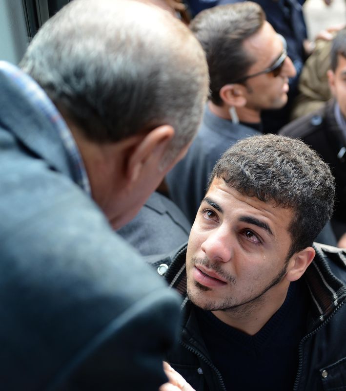 Gözlerinden yaşlar süzüldü