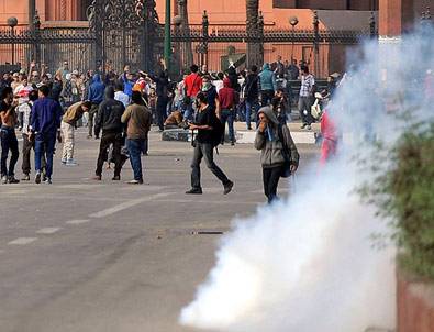 Darbe yanlıları ile karşıtları çatıştı