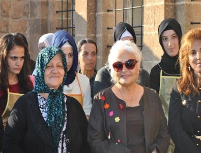 Güneydoğulu Kadınlara Oyuncu Emel Göksu'dan Destek