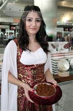 YAPı KREDI - Havalimanında Yolculara Türk Kahvesi İkramı
