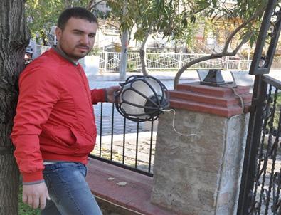 Kırkağaç'ta Aydınlatma Lambalarını Kırdılar