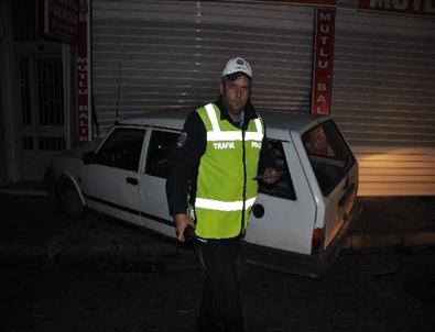 Otomobili İle Balıkçı Dükkanına Daldı