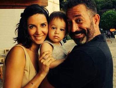 Ahu Yağtu Kemal'in Papuçlarını Paylaştı