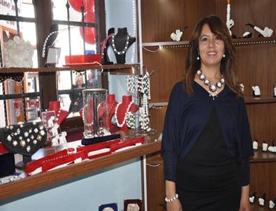 Beyaz Altın Onun Ellerinde Tekrar Canlanıyor