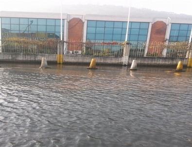 Trabzon’da Liman Sahasından Geçen Ana Su Borusu Patladı