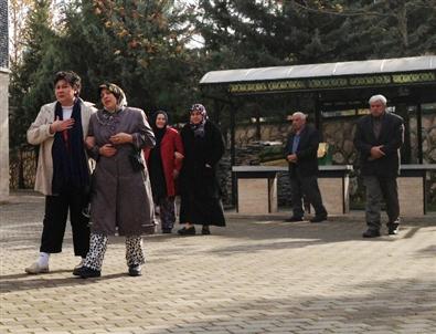 Annesinin Elini Bırakıp Ölüme Gitti