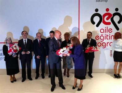 Bakan Fatma Şahin’den Ali Korkut’a Ödül...