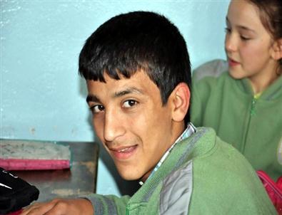 (özel Haber) Okula Anne Sırtında Giden Mehmet'in Çilesi Sona Erdi