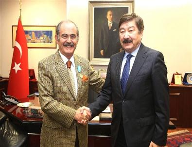 Türksoy’dan Büyükerşen’e Madalya