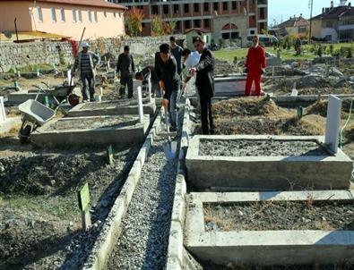 Üzümlü’de Mezarlık Çevre Düzenleme Çalışmaları Sürüyor