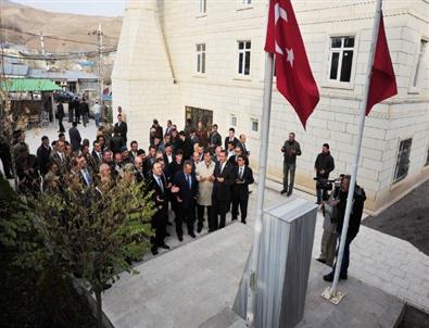 Vali Altıparmak, 1993'te Katledilen 33 Yavilinin Mezarlarını Ziyaret Etti