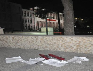 Valilik Duvarındaki Şüpheli Paket Paniğe Yol Açtı