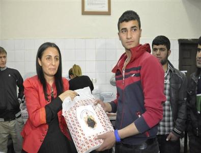 Yeşeren Gençlik Derneği 80 Öğrenciye Kaynak Dağıttı