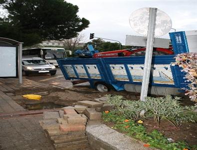 Altyapı Çökünce Kamyonet Yola Saplandı