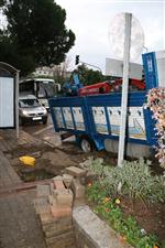 AYDıN MERKEZ - Altyapı Çökünce Kamyonet Yola Saplandı