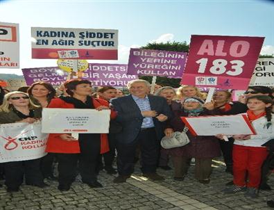 İzmirli Kadınlar Şiddete Karşı Yürüdü