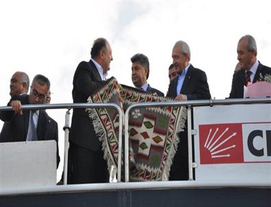 Mhp'li Belediye Başkanı, Seçim Otobüsüne Çıkarak Kılıçdaroğlu'na Kilim Hediye Etti