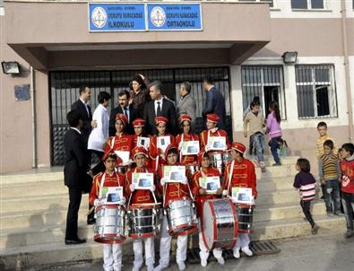 Siverek Kaymakamı'ndan Bando Ekibine Tablet Bilgisayar