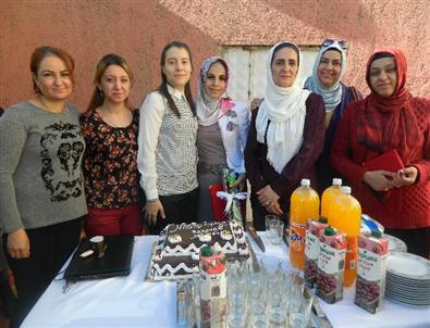 Derik Kadınlar Pasta Keserek Öğretmenler Gününü Kutladı