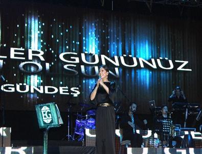 Ebru Gündeş'ten Öğretmenler Günü Konseri