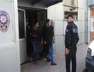 Uygulamadaki Polislere Bıçakla Saldırdılar