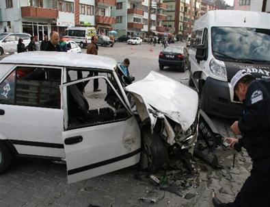 Yaralılar Bindikleri Ambulansın Camını Kırdı